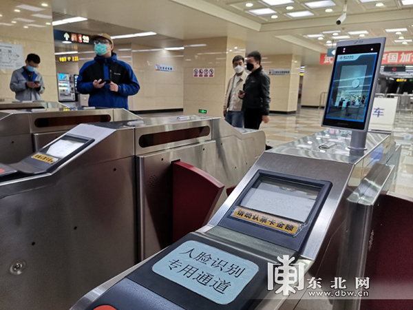 人脸识别专用通道在博物馆站投入使用。东北网记者庄园摄