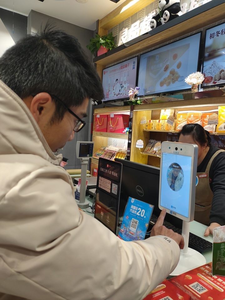 "今年以来,"刷脸支付"在我市各大超市,便利店逐渐兴起,市民在购物付款